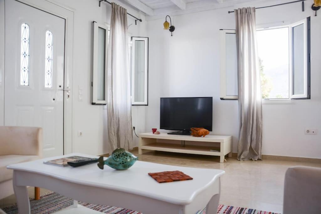 White Wave Villa, 3Min Walk From Beach Камарі Екстер'єр фото